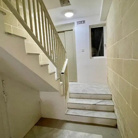 Guesthost - Penthouse With Jacuzzi In Gozo Island! Appartamento Marsalforn