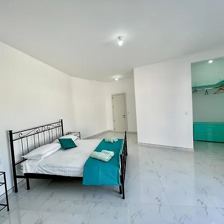 Guesthost - Penthouse With Jacuzzi In Gozo Island! Apartamento Marsalforn